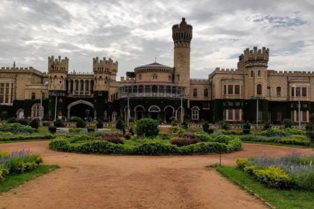 방갈로르의 풍요로운 유산 탐방: 방갈로르 궁전과 비드하나 소우다 